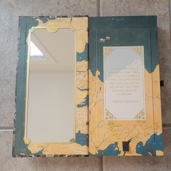 Urban Decay Game Of Thrones Eyeshadow Palette - Picture 2 of 3